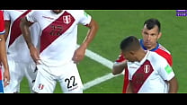 Futbolista de Perú mostrando sus abdominales