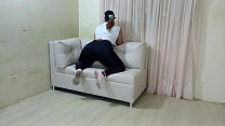 Contrate a un chico para traer mis muebles y lo deje venirse en mi coño