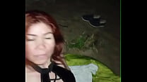 Sexo al aire libre con mi madrastra en la vía urbana mientras la gente mira y nosotros follamos