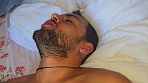 Despertando o macho pauzudo em sua cama com aquele tesão matinal.