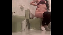 Longs et longs pets 40 secondes dans les toilettes