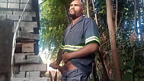 Trabador masturbando atas dos blocos da construção