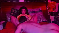 esta chica quería dormir tranquila y este chico la follo como nunca
