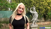 Daisy, blonde et chaude, se fait baiser comme une chienne par ces deux bites Daisy, blonde et chaude, se fait baiser comme une chienne par ces deux bites