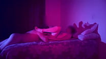 Esposa desnuda en la cama jugando con amigo y esposo los graba