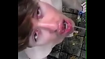Novinho boquinha de veludo tomando mijo (piss)