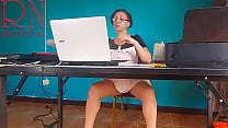 Fotzengeile Sekretärin ohne Höschen beim Ficken im Büro