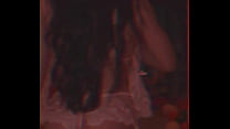 Luiza Marcato andando pelo corredor