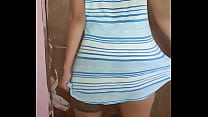 Flaca mexicana jugando con su vestido