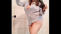 gran dildo penetra muy intenso la vagina de mujer estudiante doctora, quien esta lista para follar en la ducha mientras sus compañeros estan en clases de anatomia
