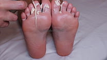 Fotzen-Knecht lutscht Herrin die Füße, bis sie ihn fickt