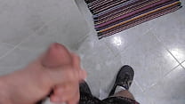 Madrastra tetona en la ducha la observo y me hago una paja.
