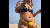 Ruiva casada fica na praia provocando seu amiguinho virgem e logo depois vai pra casa foder com um desconhecido sem camisinha e ganha leite na buceta