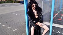 Lucy Raven Fotze mit Dildo in Öffentlichkeit gefickt