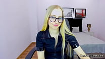 Beauté blonde amateur aux petits seins sur webcam