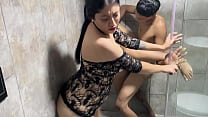 estoy en casa y mi hermanastra esta en su piesa con su amiga y paso y la folla a la dos pro su coño