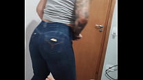 Ruiva safada fica brincando com o marido e depois chama seu vizinho casado pra depilar sua buceta