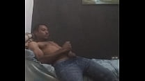 Moreno em seu quarto fazendo o que as mulheres ...