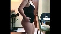 Audrey se arrumando para dar