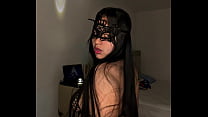 jovencita tierna enmascarada se masturba su gordo coño