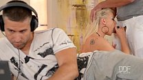 Bombshell Vicktoria Redd gets Double penetrated... Thumbnail