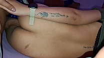 POV Hermanastra cachonda se acuesta en mi cama y pide sexo sin control