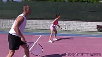 Les jeunes gars de Fourway baisent sur un court de tennis