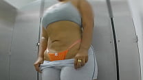 Hermosa culona captada en baño publico