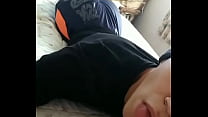 Garoto sacanagem mostrando a bunda nas calças