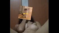 Niña bonita se masturba pensando en su ex