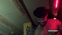 un gang bang en backroom avec du fist