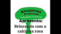 Brincando com a calcinha rosa