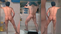 Un movimiento sexy en el baño desnudo