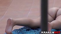 Krakenhot - Vidéo Voyeur d'une chaude mature prenant un bain de soleil