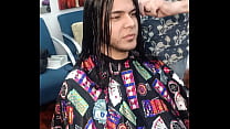 Cortando o cabelo com o melhor cabelereiro