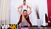 MATURE4K. L'homme nourrit le manchon d'une femme mature avec de jolis yeux avec une grosse bite