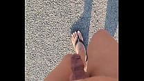 Je marche nu au bord de la route pendant que les voitures passent à côté