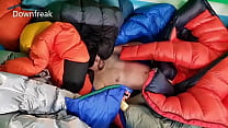 20 Down Jackets In An Inflatable Pool 23分钟
Downfreak
