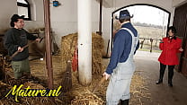 Dompteur de chevaux poilus double pénétration dans une écurie pour la première fois