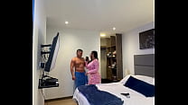 Los hermanastros comparten la cama por el frío pero terminan follando para entrar en calor - thalia restrepo y felipe romero