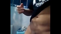 intentando sacar leche en el baño