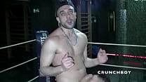 daddy latino baisé sans capote sur un ring de boxe