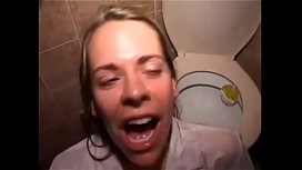 Bürohure pinkelt auf Schreibtisch