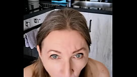 Stiefmutter-Lust: Küchen-Orgasmus mit Student!