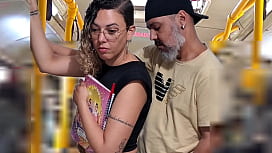 Schmutzige Studentin bekommt im Bus einen Schwanz in die Hand