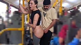 Schmutzige Studentin bekommt im Bus einen Schwanz in die Hand