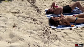 Stiefmama am Strand: Heißer Strandspaß mit der Stiefmutter