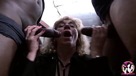 Sexy Oma mit zwei großen schwarzen Schwänzen fickt