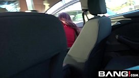 Rotblondes Exhibition-Blowjob-Feuer im Park