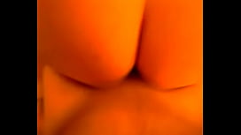 Geile Schlampe im Motel: Seltsamer Schwanz im Doggystyle